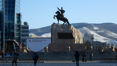 La statue de SuxBaatar, Le Héros Rouge qui a donné le nom de la ville. Leçon 3 : Ulaan (rouge) Baatar (héros).