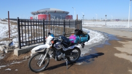 La moto qui va m'emmener partout. Je suis au croisement des routes pour l'aéroport et le SUD devant le palais des sports.