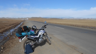 J'ai quitté Zuun mod qui est tout au fond à droite, par ma première piste en Mongolie pour arriver à cette superbe route, une des trois seules roulantes que j'ai eu l'occasion d'emprunter pendant mon voyage, ce qui représente une fraction d' 1/100 des routes Mongoles.