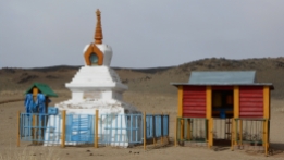 Une stupa et un moulin à prières.