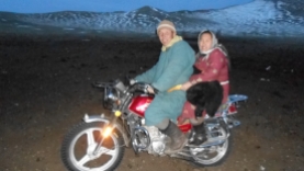 Le soir, quand la maman rentrait les yacks, un couple est arrivé en moto, ils ont choisi un veau et sont repartis avec. En moins de 10 mn, ils sont arrivés à 2, repartis à 3.