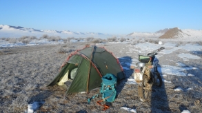 J'ai fait une petite boule de neige avec la glace qu'il y avait à l'intérieur de la tente. Même au soleil il fait très froid ce matin, j'ai mis les gants pour ranger les affaires, ce n'était pas pratique mais au moins j'avais les mains au chaud.