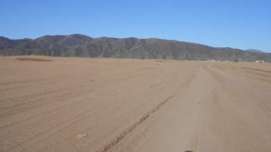 Juste après le grand pont à péage, il y a une étendue de sable avec de petites dunes. Comment est il arrivé là ?