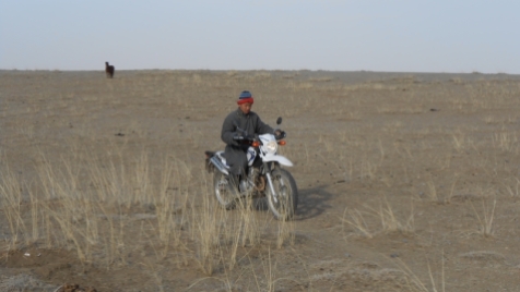 Pendant ce temps, Solmonbaatar son plus jeune fils s'amuse avec ma moto., Il n'avait jamais vu ni touché une yamaha.